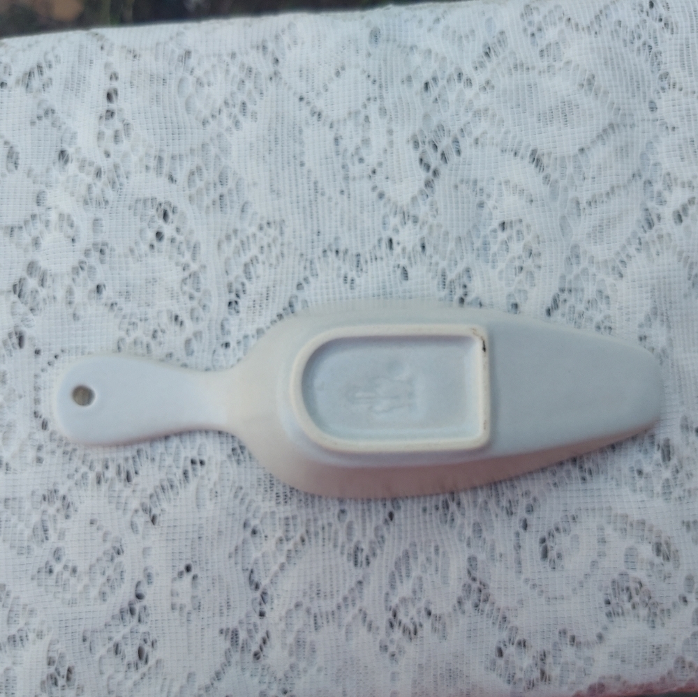 Pfaltzgraff Yorktowne Scoop Approximately 7 1/2 inches long - Picture 4 of 5